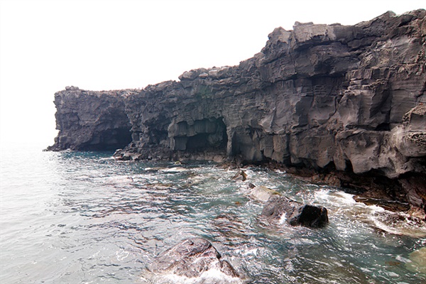 태평양에서 휘몰아치는 파도를 맞아 해식동굴이 생겨난 마라도 해변 모습
