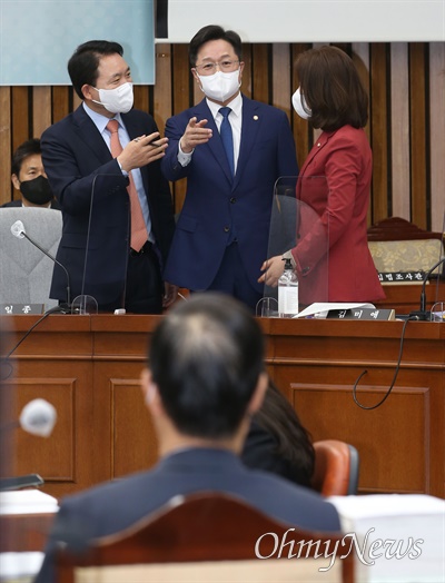 Kang Byung-won, secretary of the Democratic Party of Korea, is strongly criticizing a candidate's non-cooperation in submitting data during the personnel hearings held at the National Assembly on the 25th.  On that day, the Democratic Party and Justice Party boycotted the hearing, demanding that one candidate submit data.