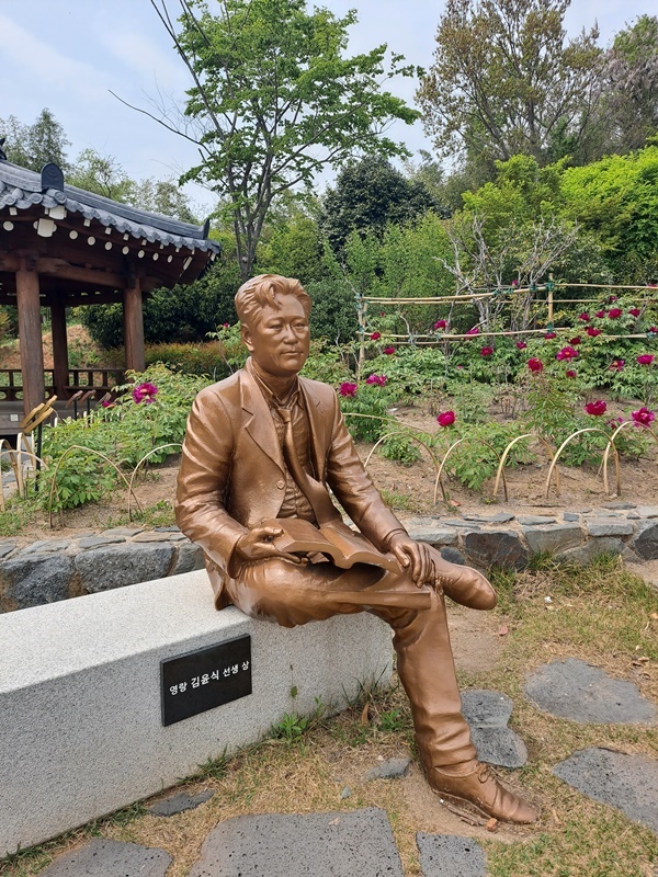 영랑 김윤식 선생 동상이다. 세계모란공원에 있다.