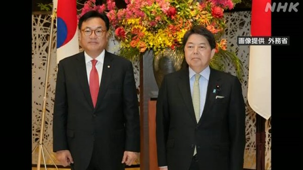 한일 정책협의대표단과 하야시 요시마사 일본 외무상의 회동을 보도하는 일본 NHK 갈무리.