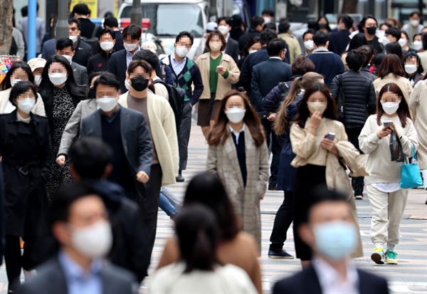 정부가 대규모 집회·행사를 제외한 일반적인 상황에서 야외 마스크 착용 의무를 없애는 방안을 논의 중인 가운데, 지난 14일 서울 명동거리에서 시민들이 마스크를 쓴 채 걸어가고 있다.