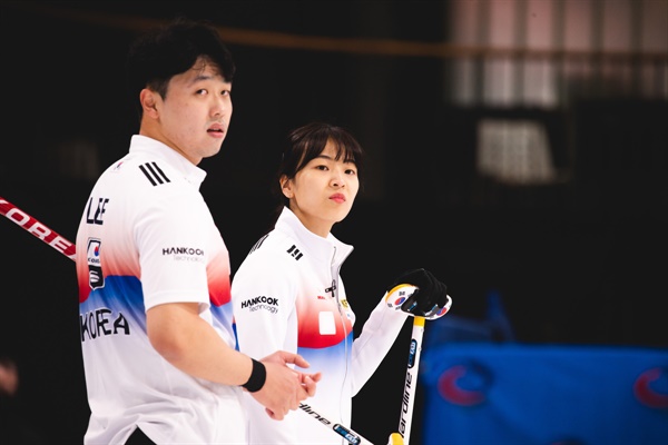  2022 믹스더블 컬링 세계선수권에 출전한 이기정 선수와 김민지 선수.