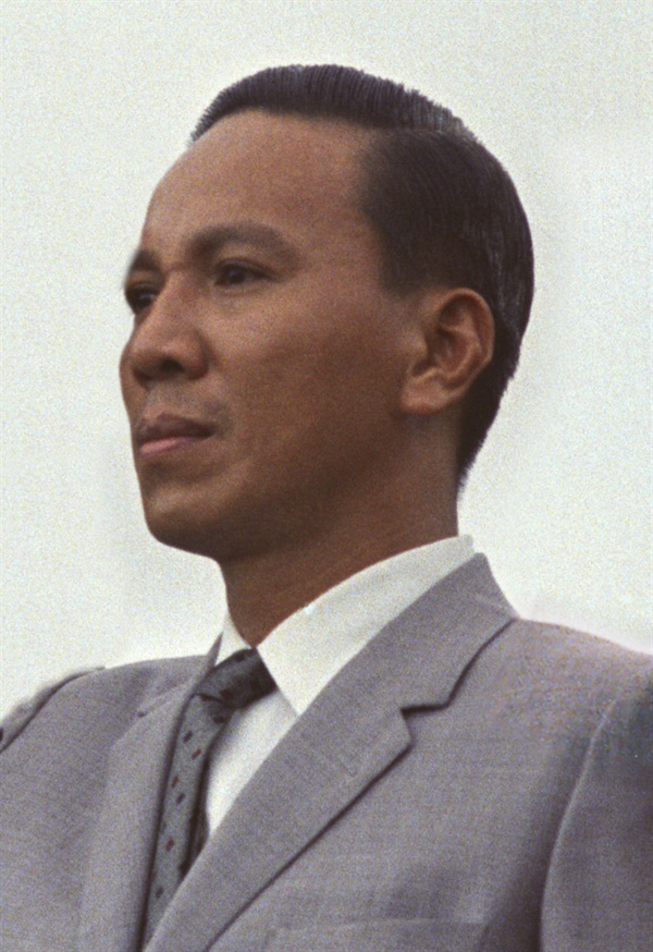 1965년부터 1975년까지 남베트남의 대통령을 지낸 인물이다. 티우 정부 하에서 수십만 명이 수용소에 구금됐으며, 잔혹한 고문이 그의 정부하에서 자행됐다.