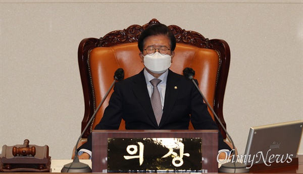 지난 4월 27일 박병석 국회의장이 국회 본회의 개의에 앞서 눈을 감고 생각에 잠겨있다.