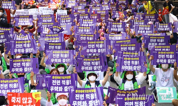 4.28 세계산재사망노동자 추모의날을 맞은 28일 오후 서울 중구 서울고용노동청 앞에서 민주노총 조합원들이 죽지않고일할권리 결의대회를 하고 있다. 