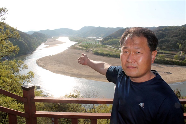 정수근 대구환경운동연합 생태보존국장이 경북 삼강리 전망대에서 낙동강의 비경에 대해 설명하고 있다.