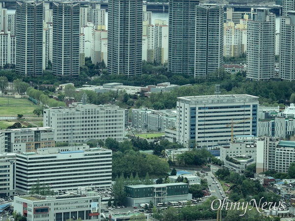 고층아파트로 둘러싸인 윤석열 대통령 집무실(가운데 왼쪽 건물).