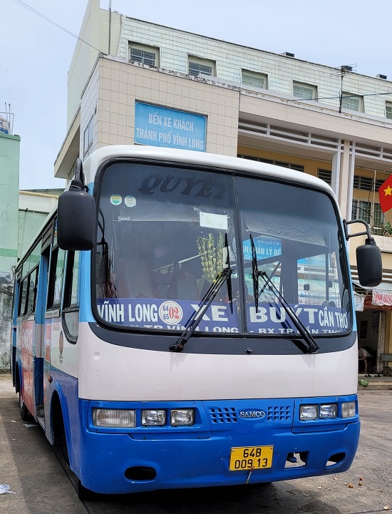 빈롱시에서 메콩대학교를 경유하여 껀터시로 가는 버스