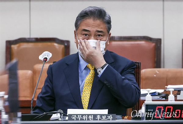 박진 외교부 장관 후보자가 2일 서울 여의도 국회에서 열린 인사청문회 시작 전 마스크를 고쳐 쓰고 있다.