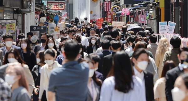 실외 마스크 착용 의무 해제 첫 날인 2일 서울 중구 명동에서 시민들이 마스크를 쓰고 이동하고 있다. 