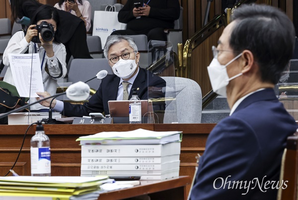 최강욱 더불어민주당 의원이 3일 서울 여의도 국회에서 열린 인사청문회에서 한덕수 국무총리 후보자에게 질의하고 있다.