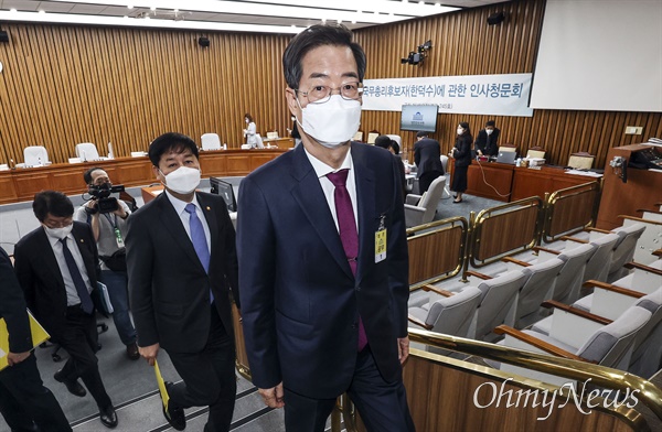 한덕수 국무총리 후보자가 3일 서울 여의도 국회에서 열린 인사청문회 오전 일정을 마친 뒤 회의장을 나서고 있다.