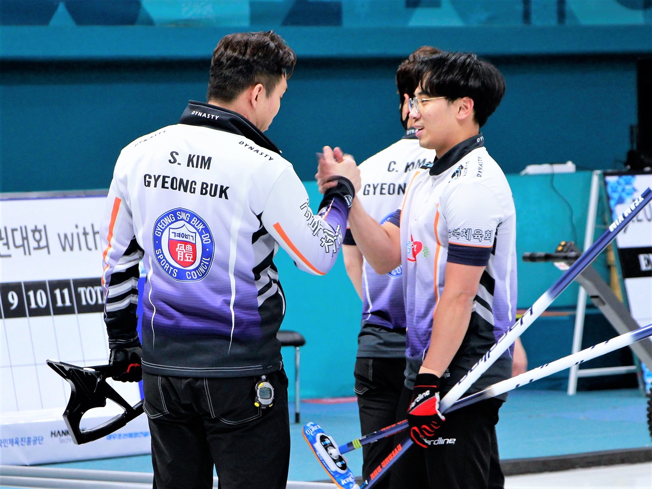  경북체육회 컬링팀 선수들이 4년만에 그랜드슬램 나들이에 나선다.