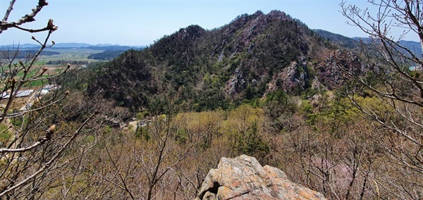 덕룡산은 규암성분의 바위로 이루어진 산으로 소석문에 자연암굴의 합장암이 있다. 