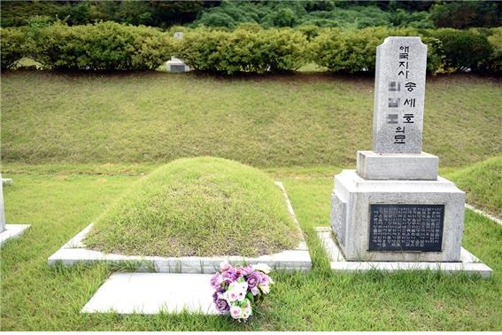 일본군 ‘위안소’를 운영했다는 의혹과 일제를 돕기 위한 밀정혐의 기록이 지난 2019년에 발견되었던 송세호(독립유공자1-159)도 부인 최 씨와 함께 애국지사 묘역에 합장되어 있다.
