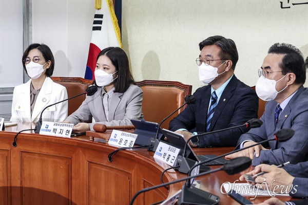 박지현 더불어민주당 공동비대위원장이 4일 오전 국회 당대표회의실에서 열린 비상대책위원회의에 참석해 모두발언을 하고 있다. 