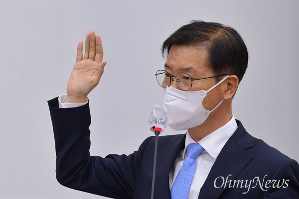 이정식 고용노동부 장관 후보자가 4일 오전 서울 여의도 국회에서 열린 인사청문회에 출석해 선서를 하고 있다.