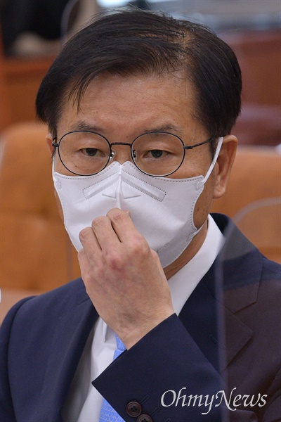 이정식 고용노동부 장관 후보자가 4일 오전 서울 여의도 국회에서 열린 인사청문회에 출석해 마스크를 고쳐쓰고 있다.