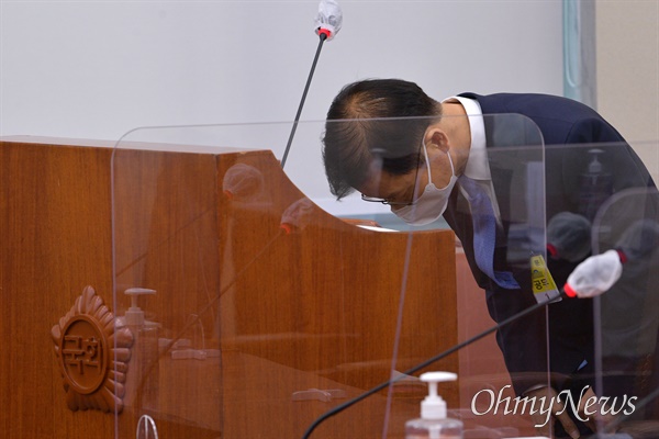 이정식 고용노동부 장관 후보자가 4일 오전 서울 여의도 국회에서 열린 인사청문회에 출석해 인사를 하고 있다.