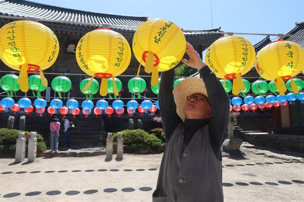 대운전 앞 마당에서 연등을 달고 있는 영우 스님.