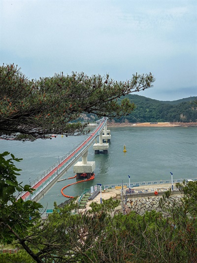 인천 무의바다누리길을 따라 산길을 오르면 414m 길이의 소무의 인도교가 시원하게 바다를 가른다.
