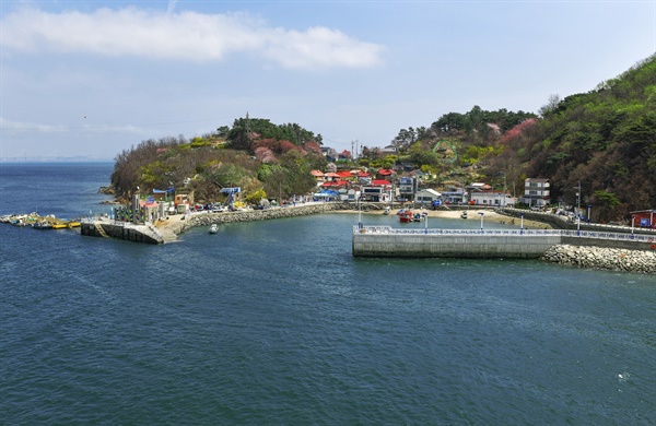 인천 무의도 남쪽에 있는 광명항 건너편에 위치한 섬, 소무의도가 바다 위에 편안히 앉혀져 있다.
