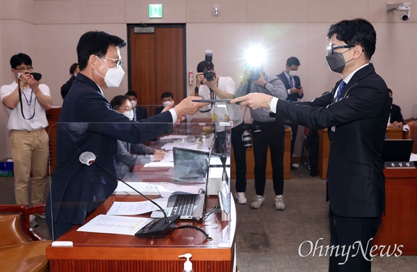한동훈 법무부 장관 후보자가 9일 오전 국회에서 열린 인사청문회에서 선서문을 제출하고 있다.