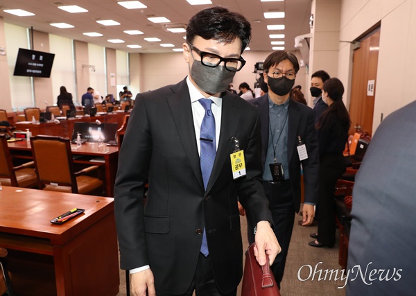 한동훈 법무부 장관 후보자가 9일 서울 여의도 국회에서 열린 인사청문회에 출석한 가운데, 여야 공방으로 정회되자 자리를 나서고 있다.
