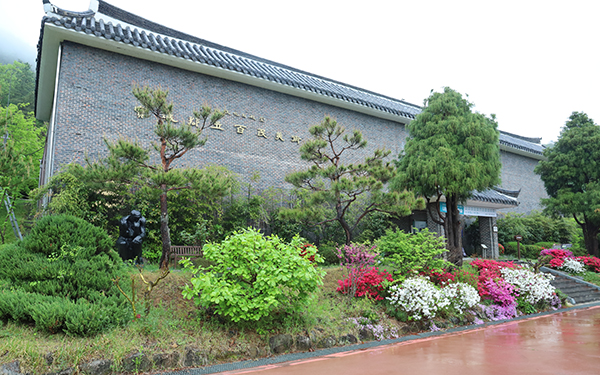 전남 보성군 문덕면에 자리한 보성군립백민미술관은 1993년 12월 개관한 국내에서 가장 오래된 최초 군립미술관이다.