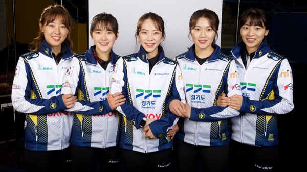  경기도청 컬링팀이 그랜드슬램 '챔피언스 컵'에서 준우승에 올랐다. 왼쪽부터 김은지·설예은·김수지·설예지·김민지 선수.