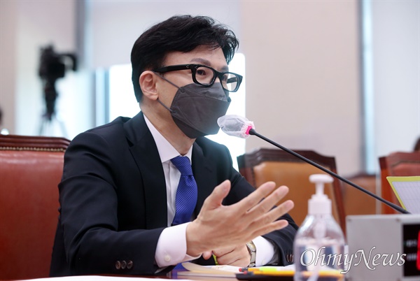한동훈 법무부 장관 후보자가 지난 9일 오후 국회에서 열린 인사청문회에서 의원질의에 답변하고 있다.