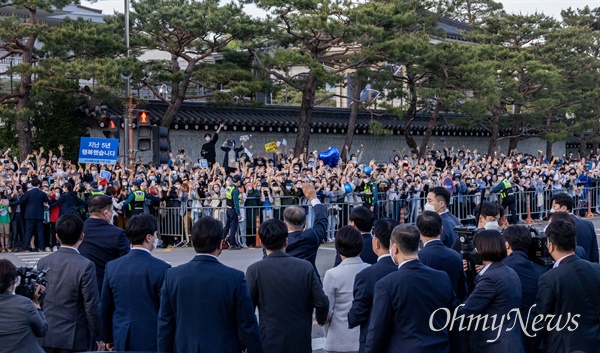 문재인 대통령 내외가 임기 마지막 날인 9일 오후 서울 종로구 청와대에서 도보로 퇴근을 한 뒤 시민들에게 인사하고 있다. 