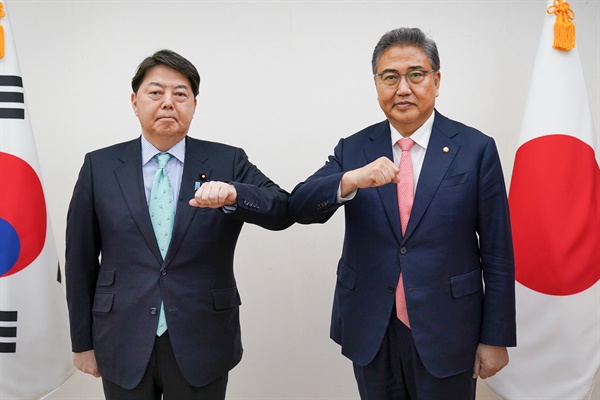 박진 외교부장관 후보자(오른쪽)와 하야시 요시마사 일본 외무상이 9일 저녁 서울 모처에서 회담을 갖고 기념촬영하고 있다.