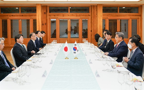 박진 외교부장관 후보자(오른쪽 두번째)와 하야시 요시마사 일본 외무상(왼쪽 두번째)이 9일 저녁 서울 모처에서 한일 외교장관 회담을 갖고 있다.