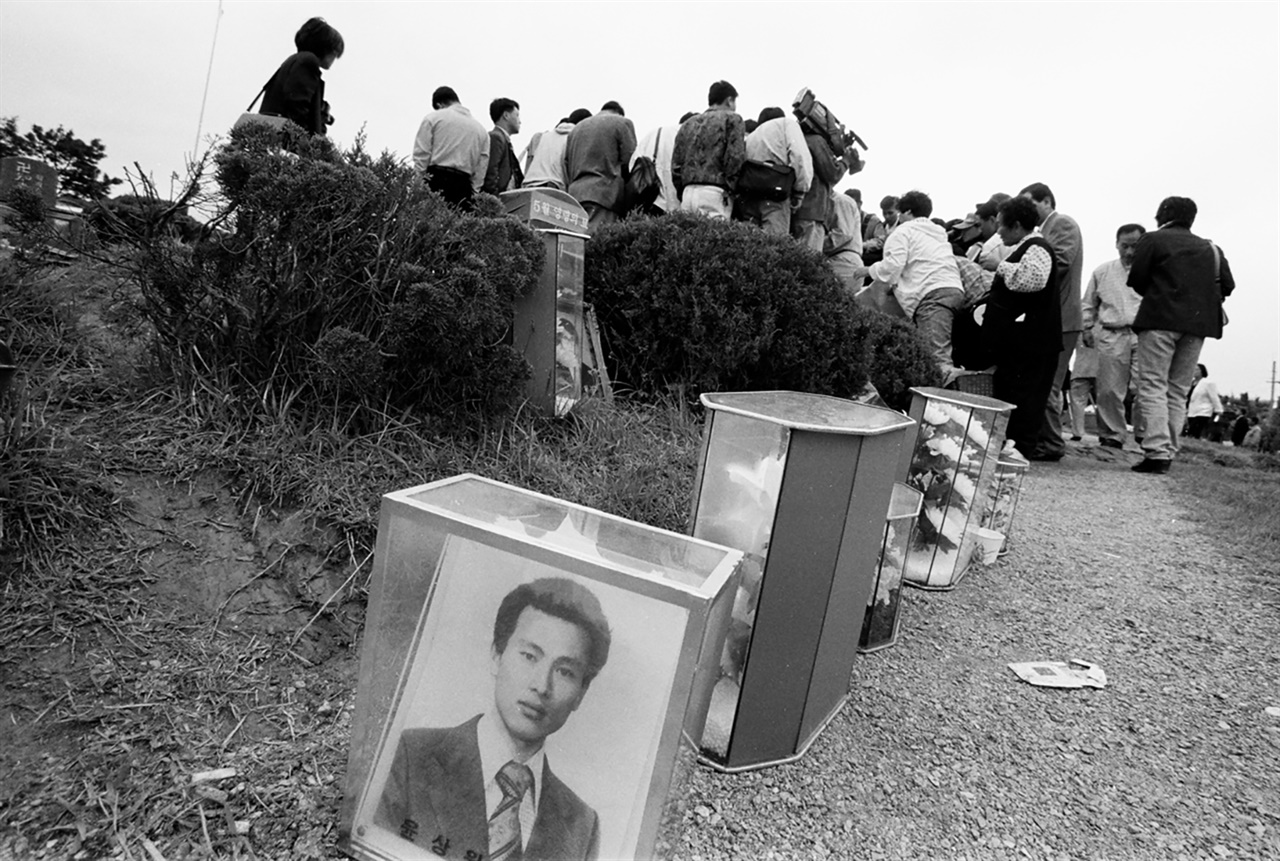 1997년 망월동 구 묘역(광주시립묘지 제3묘원)에서 국립518민주묘지로 이장하기 위해 파묘하고 있는 윤상원 묘.