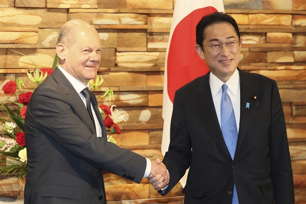 지난 4월 28일 일본을 방문한 올라프 숄츠(왼쪽) 독일 총리가 도쿄 총리관저에서 기시다 후미오 일본 총리와 정상회담 전 악수하고 있다.