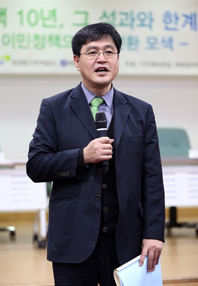 2015년 12월 18일 한국다문화센터 김성회 공동대표가 서울 여의도 국회 의원회관에서 한국다문화센터의 자매기관으로 설립된 한국다문화청소년센터 창립식에서 청소년센터 창립 취지를 설명하고 있다.