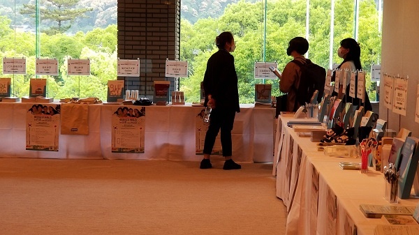          교토시 국제교류회관에는 우리나라 60개 대학에서 보내온 자료와 기념품이 유학 희망자를 기다리고 있습니다. 