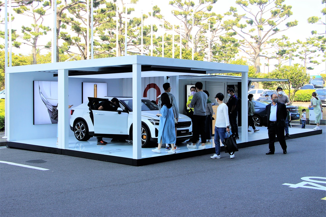 제주특별자치도 서귀포시 제주국제컨벤션센터에서 열린 국제전기자동차엑스포에서 폴스타 차량의 전시 및 시승이 진행되고 있다.