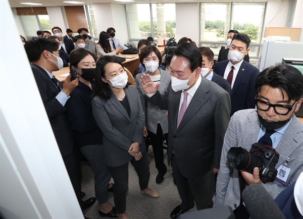윤석열 대통령이 13일 오후 서울 용산 대통령실 청사 내 기자실을 둘러보며 출입기자들과 대화하고 있다.