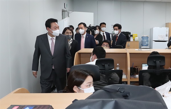 윤석열 대통령이 13일 오후 서울 용산 대통령실 청사 내 기자실을 둘러보며 출입기자들과 대화하고 있다.