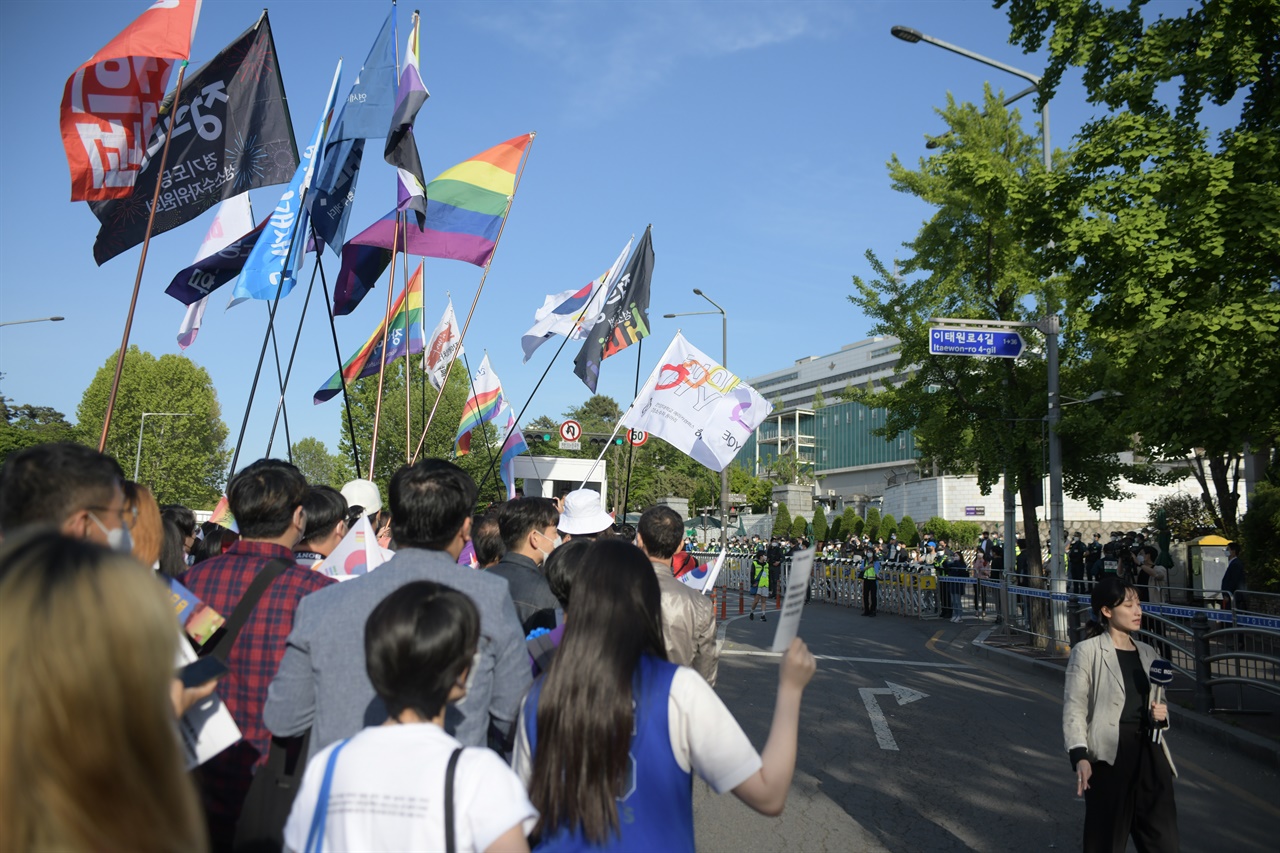 대통령 집무실과 국방부 청사 앞에서 행진하는 참가자들