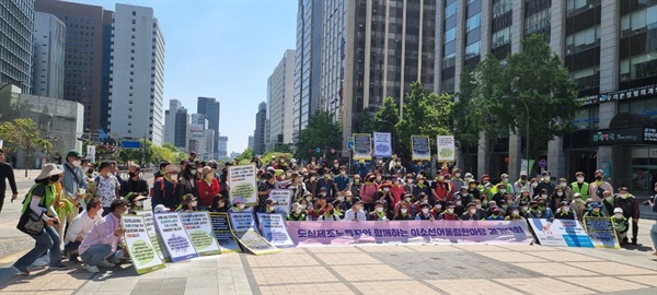 15일 이소선어울림한마당 걷기 대회에 참석한 사람들이 단체 사진을 찍고 있다.