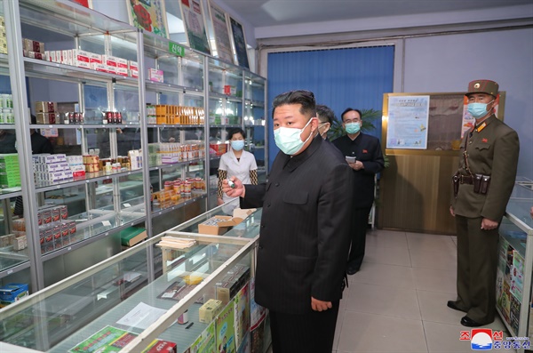 김정은 북한 국무위원장이 신종 코로나바이러스 감염증(코로나19) 관련 의약품이 제때 공급되지 못하고 있다며 강력히 질책했다. 