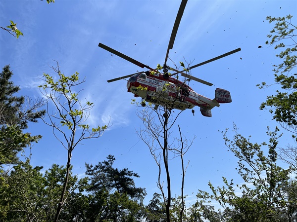 거제 선자산 인근 헬기 추락사고. 사진 속 헬기는 구조 장면.