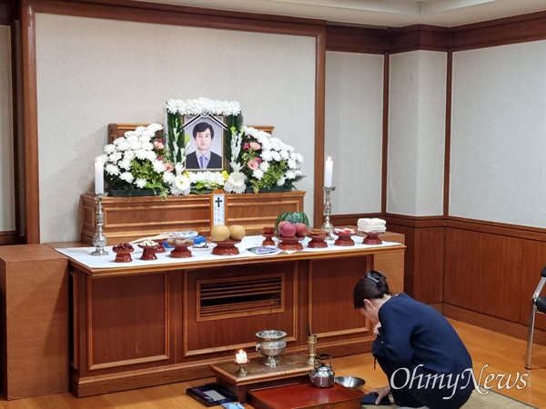 지난 12일 사망 상태로 발견된 삼성전자서비스 해고노동자 정우형씨 빈소 모습. 서울 국립중앙의료원 장례식장에 마련됐다. 고인의 아내가 남편의 빈소를 지키고 있다.