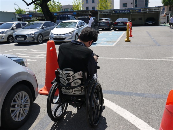 지난 9일 윤씨가 춘천시 교동 호반생활자립센터 앞에서 호출한 장애인 콜택시 배차가 진행되지 않아 약 20분째 휠체어를 타고 기다리고 있다.