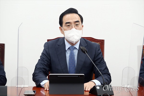 박홍근 더불어민주당 원내대표가 17일 오전 서울 여의도 국회에서 열린 원내대책회의에서 발언하고 있다.