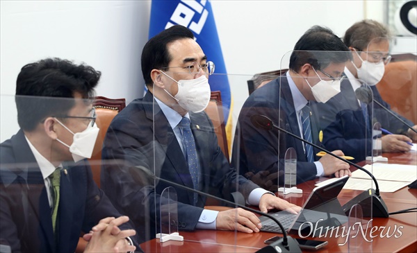 박홍근 더불어민주당 원내대표가 17일 오전 서울 여의도 국회에서 열린 원내대책회의에서 발언하고 있다.