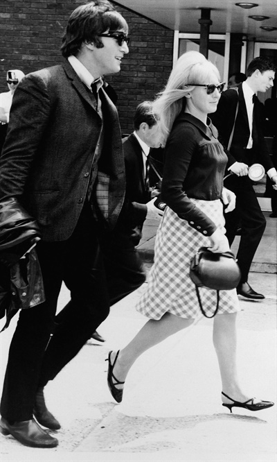  1964년 존 레논과 그의 아내 신시아 레논이 오스트레일리아와 뉴질랜드 공연을 마치고 함께 귀국했다(자료사진).